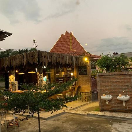Djoglo Djatimalang Guesthouse Blitar Екстер'єр фото